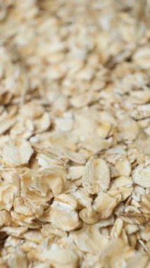 Pişmemiş çiğ yulaf ezmesi Makroyu dikey yavaş çekimde dök