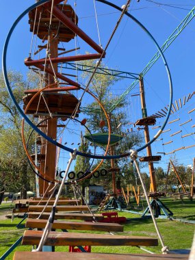 Yetişkinlerin ve çocukların aktif yeniden yaratılması için Halat Macera Parkı.