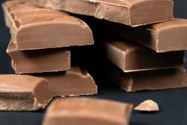 Doğal Organik Vegan Laktozsuz Düşük Karbonhidratsız Glütensiz Çikolata Beyaz Arkaplan