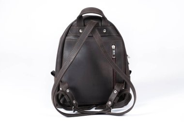 Beyaz arka plan izole edilmiş deri kadın sırt çantası. Deri çantalar ve sırt çantaları