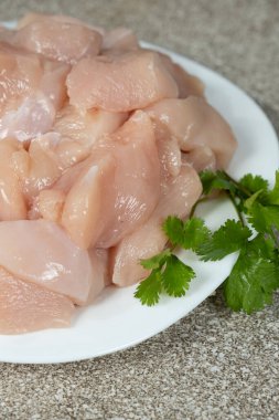 Bir tabakta pişmemiş taze çiğ tavuk filetosu.