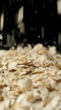 Pişmemiş çiğ yulaf ezmesi Makroyu dikey yavaş çekimde dök