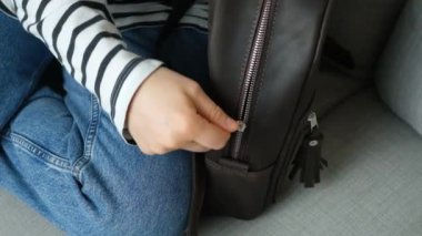 Yavaş Deri Sırt Çantası Metal Fermuarı, Fermuar Bağlama. Fermuar sıkıştı. Fermuar sıkışıyor.