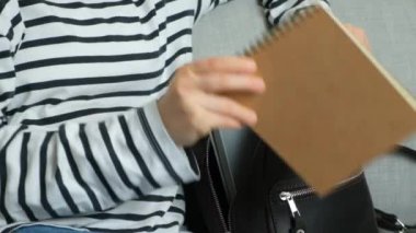 Kadın dizüstü bilgisayarı sırt çantasına yerleştiriyor, yavaş çekim