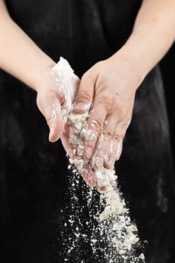 Beyaz buğday unu dokusu, aşçıların ellerinden dökülen un.