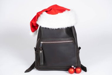 Noel Baba şapkalı deri sırt çantası. Deri eşyalar ve el çantaları için Noel..