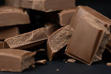 Doğal Organik Vegan Laktozsuz Düşük Karbonhidratsız Glütensiz Çikolata Beyaz Arkaplan