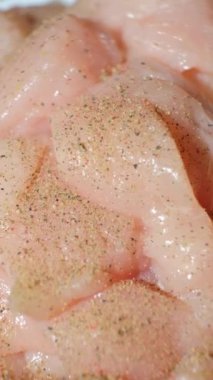 Baharatlı çiğ tavuk filetosu, biber ezmesi, dikey ağır çekim..