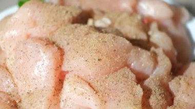 Baharat serpiştirilmiş çiğ tavuk filetosu ve biber karışımı..