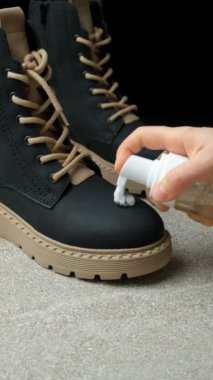 Ayakkabı bakımı, temizleme köpüğünü bota sürme, yavaş çekim.