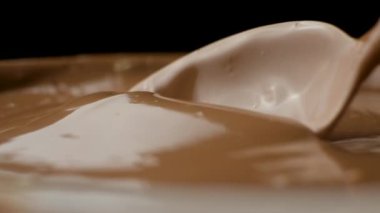 Makro Doku Sütü Eritilmiş Çikolata Yavaş Hareketi.