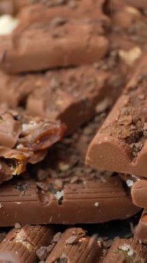 Çikolata rendelenmiş çikolatalar, dikey ağır çekimde..