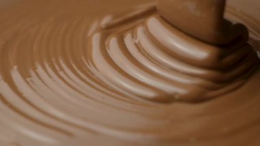 Erimiş süt çikolata dökümü, çikolata dokusu, yavaş çekim