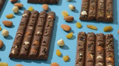 Mavi arka planda fındıklı ve kuru üzümlü çikolatalar..