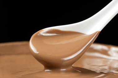 Erimiş sütlü çikolata bir kaşıktan döküldü.