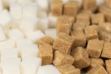 Rafine edilmemiş kahverengi demerara şekeri ve beyaz pancar şekeri küpleri.
