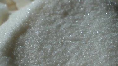 Beyaz rafine kristal şeker ve küplerin makro dönüşü
