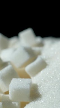 Beyaz rafine kristal şeker ve küplerin makro dönüşü