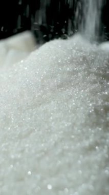 Beyaz kristal pancar rafine şeker dökümü, dikey yavaş çekim makro