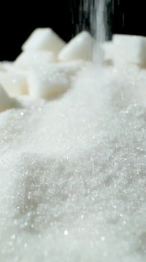 Beyaz kristal şeker serpintisi, dikey yavaş çekim