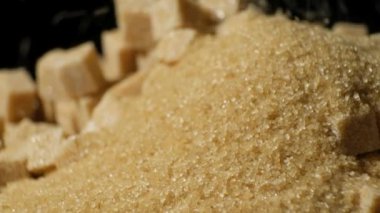 Kahverengi baston rafine edilmemiş demerara şekeri dök, yavaş çekim.