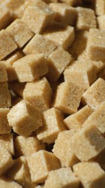 Kristal ve küp şeklinde işlenmemiş kahverengi baston demerara şekeri..