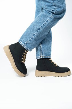 Yüksek çizmeler, modaya uygun kış ayakkabıları, metin için yakın çekim yerini ayır.