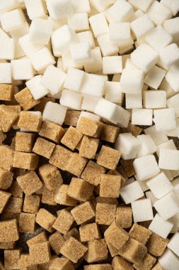 Rafine edilmemiş kahverengi demerara şekeri ve beyaz pancar şekeri küpleri.