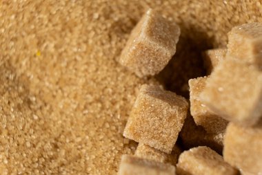 Kristal ve küp şeklinde işlenmemiş kahverengi baston demerara şekeri..