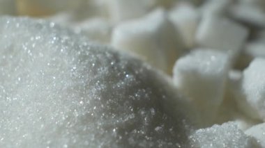Beyaz rafine kristal şeker ve küplerin makro dönüşü