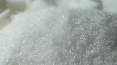 Beyaz kristal pancar rafine şeker yavaş çekim makrosu döküyor