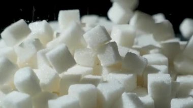 Bir yığın beyaz şeker yavaş çekimde yere düşüyor..
