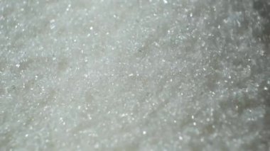 Beyaz kristal şeker akışı, yavaş çekim