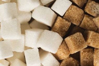 Rafine edilmemiş kahverengi demerara şekeri ve beyaz pancar şekeri küpleri.