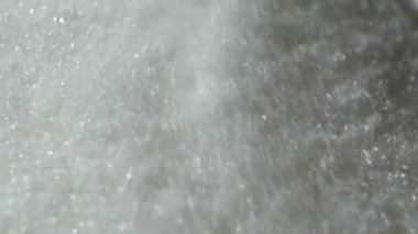 Beyaz kristal şeker akışı, yavaş çekim