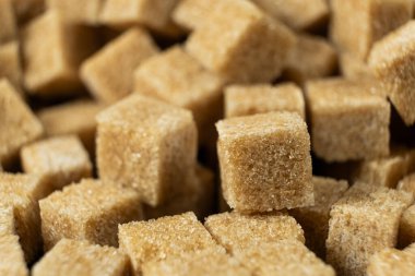 Rafine edilmemiş kahverengi baston makro küp demerara şekeri