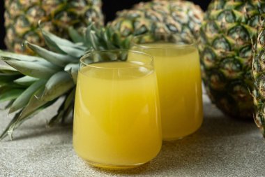 Ananas suyu taze ananasların arasında bardakta