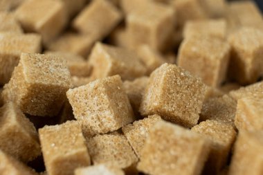 Rafine edilmemiş kahverengi baston makro küp demerara şekeri