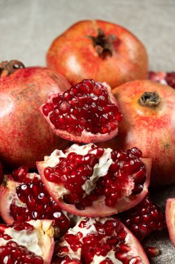 Olgun nar, soyulmuş ve tamamlanmış meyve ve vitamin kavramı.