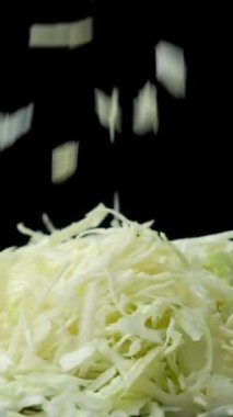 Dönüyor ve düşüyor parçalanmış beyaz lahana ağır çekim