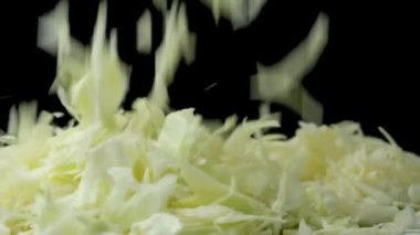 Dönüyor ve düşüyor parçalanmış beyaz lahana ağır çekim