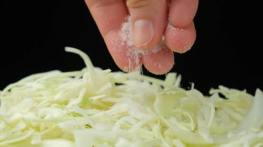 Doğranmış beyaz lahana makrosu üzerine tuz serpiyorum.