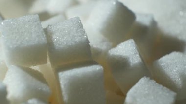 Soğutulmuş pancar kökü, beyaz şeker ve kristal şekerin yavaşça döndürülmesi