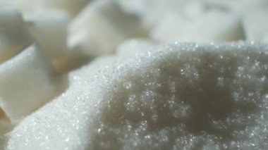 Beyaz rafine kristal şeker ve küplerin makro dönüşü