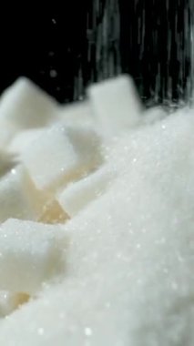 Beyaz kristal pancar rafine şeker dökümü, dikey yavaş çekim makro