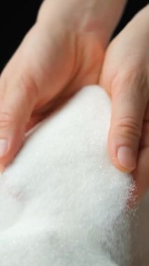 Eller beyaz kristal rafine şeker, makro doku, yavaş çekim.