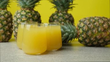 Ananas suyu taze ananasların arasında bardakta