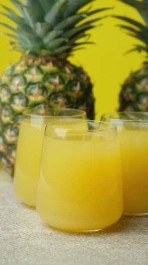 Ananas suyu taze ananasların arasında bardakta