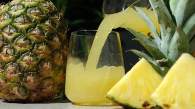 Ananas suyu kadehe dökülür, ağır çekimde..