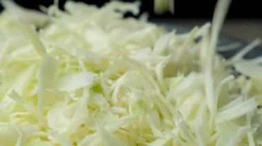 Dönüyor ve düşüyor parçalanmış beyaz lahana ağır çekim